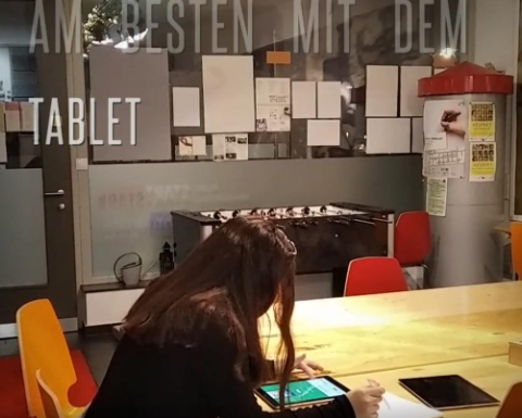 Eine Person arbeitet an ihrem Tablet.