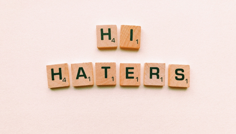 Aus Scrabble-Buchstaben wurde der Schriftzug Hi Haters gelegt.