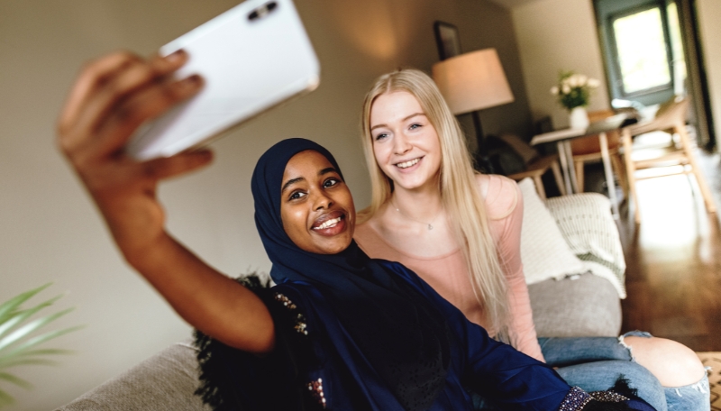 Zwei Jugendliche machen zusammen ein Selfie